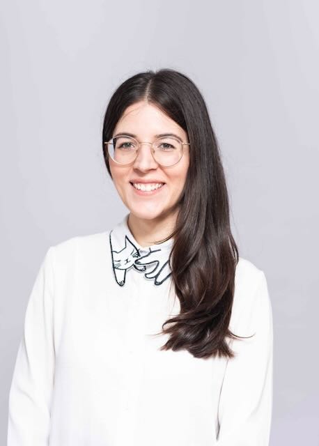 aboutme, über mich: Cornelia Zink, Gründerin von für immer Tierporträts by Cornelia Zink, lächelt in weißer Bluse mit Katzenkragen.