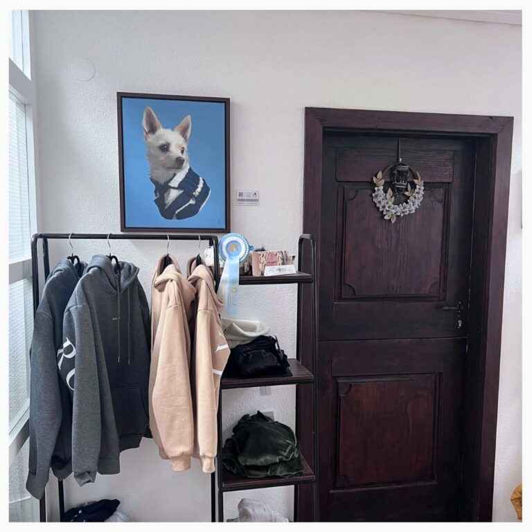 fur immer Tierporträts. Hundeporträt hängt neben einer Tür im Reiterhof Konle Ellwangen