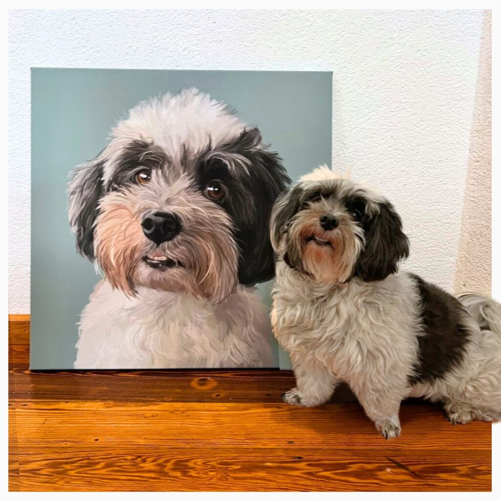 Hund im Hundesalon Wuff und Fellness Bonn, der neben seinem Tierporträt posiert.